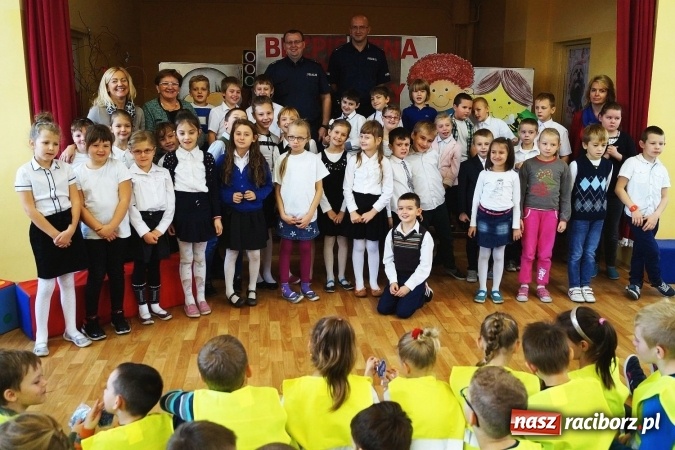 Zdjęcie w galerii na portalu naszraciborz.pl: Dzieci z Nędzy będą bezpieczniejsze - dostały z Gminy kamizelki  wiadomości z regionu