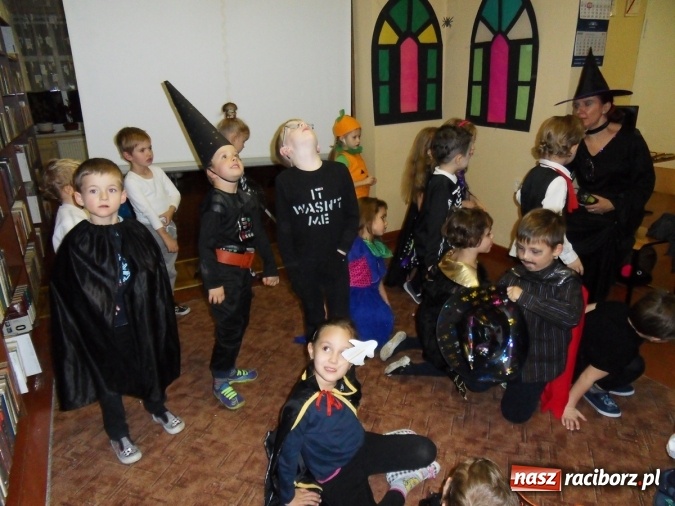 Zdjęcie w galerii na portalu naszraciborz.pl: Strachy na lachy w bibliotece w Markowicach  wiadomości z regionu