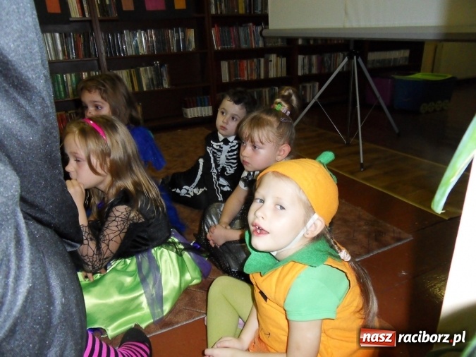 Zdjęcie w galerii na portalu naszraciborz.pl: Strachy na lachy w bibliotece w Markowicach  wiadomości z regionu