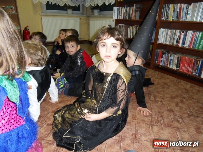 Zdjęcie w galerii na portalu naszraciborz.pl: Strachy na lachy w bibliotece w Markowicach  wiadomości z regionu