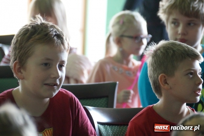 Zdjęcie w galerii na portalu naszraciborz.pl: O pociągu na poduszkach na Uniwersytecie Dziecięcym w Raciborzu wiadomości z regionu