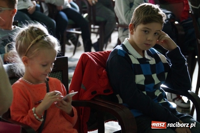 Zdjęcie w galerii na portalu naszraciborz.pl: O pociągu na poduszkach na Uniwersytecie Dziecięcym w Raciborzu wiadomości z regionu