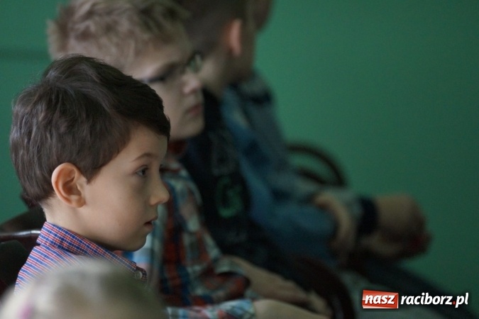 Zdjęcie w galerii na portalu naszraciborz.pl: O pociągu na poduszkach na Uniwersytecie Dziecięcym w Raciborzu wiadomości z regionu