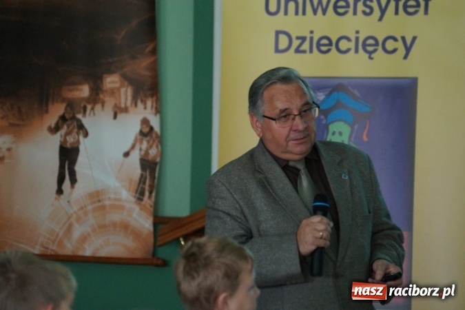 Zdjęcie w galerii na portalu naszraciborz.pl: O pociągu na poduszkach na Uniwersytecie Dziecięcym w Raciborzu wiadomości z regionu