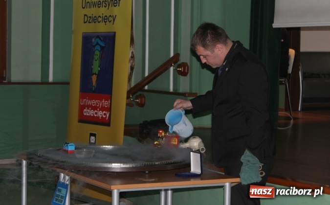 Zdjęcie w galerii na portalu naszraciborz.pl: O pociągu na poduszkach na Uniwersytecie Dziecięcym w Raciborzu wiadomości z regionu