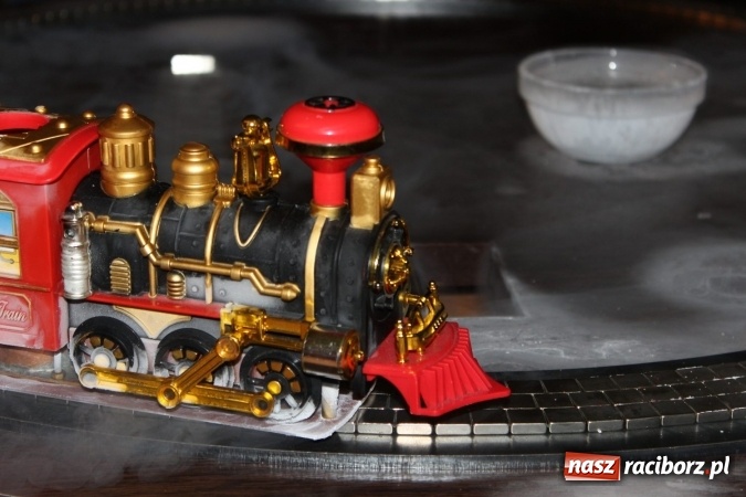 Zdjęcie w galerii na portalu naszraciborz.pl: O pociągu na poduszkach na Uniwersytecie Dziecięcym w Raciborzu wiadomości z regionu