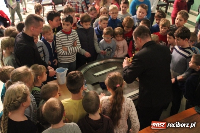 Zdjęcie w galerii na portalu naszraciborz.pl: O pociągu na poduszkach na Uniwersytecie Dziecięcym w Raciborzu wiadomości z regionu