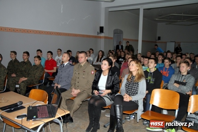 Zdjęcie w galerii na portalu naszraciborz.pl: Uczniowie SMS-u rozmawiają on-line z żołnierzami w Afganistanie wiadomości z regionu