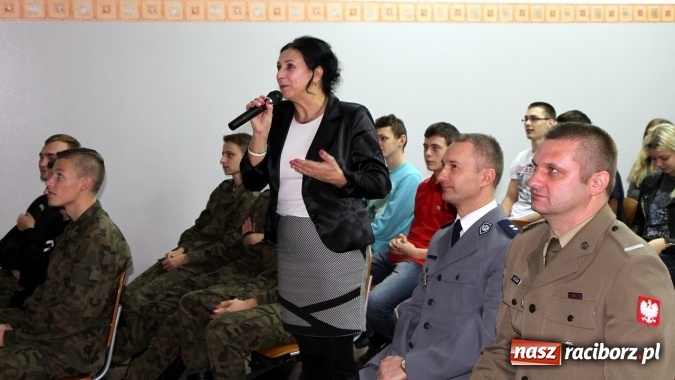 Zdjęcie w galerii na portalu naszraciborz.pl: Uczniowie SMS-u rozmawiają on-line z żołnierzami w Afganistanie wiadomości z regionu