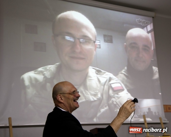 Zdjęcie w galerii na portalu naszraciborz.pl: Uczniowie SMS-u rozmawiają on-line z żołnierzami w Afganistanie wiadomości z regionu