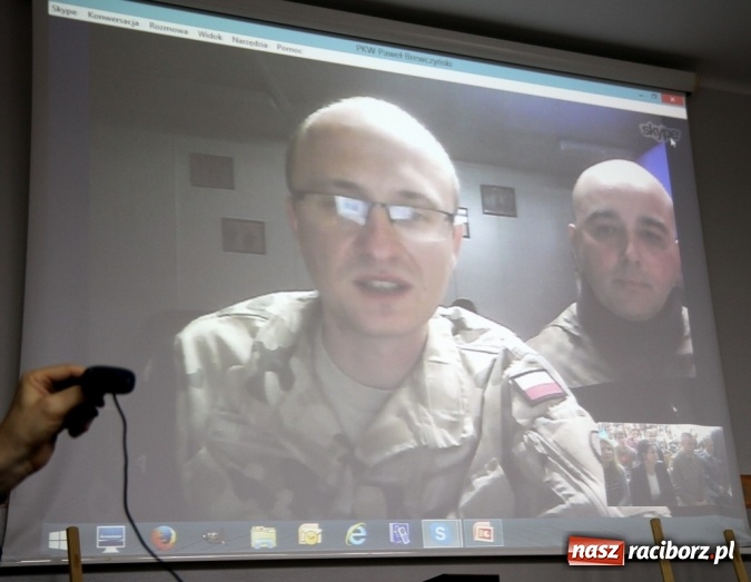 Zdjęcie w galerii na portalu naszraciborz.pl: Uczniowie SMS-u rozmawiają on-line z żołnierzami w Afganistanie wiadomości z regionu