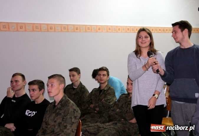 Zdjęcie w galerii na portalu naszraciborz.pl: Uczniowie SMS-u rozmawiają on-line z żołnierzami w Afganistanie wiadomości z regionu