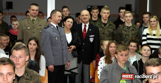 Zdjęcie w galerii na portalu naszraciborz.pl: Uczniowie SMS-u rozmawiają on-line z żołnierzami w Afganistanie wiadomości z regionu