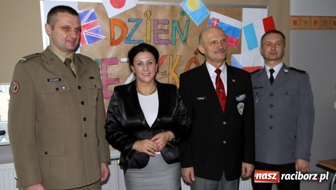 Zdjęcie w galerii na portalu naszraciborz.pl: Uczniowie SMS-u rozmawiają on-line z żołnierzami w Afganistanie wiadomości z regionu