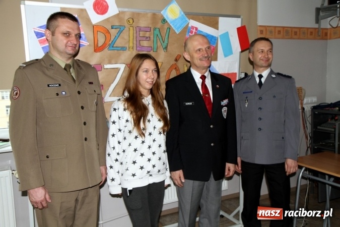 Zdjęcie w galerii na portalu naszraciborz.pl: Uczniowie SMS-u rozmawiają on-line z żołnierzami w Afganistanie wiadomości z regionu