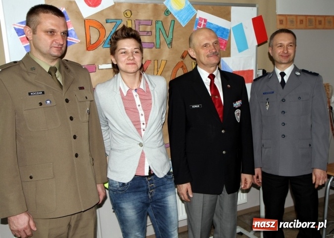 Zdjęcie w galerii na portalu naszraciborz.pl: Uczniowie SMS-u rozmawiają on-line z żołnierzami w Afganistanie wiadomości z regionu