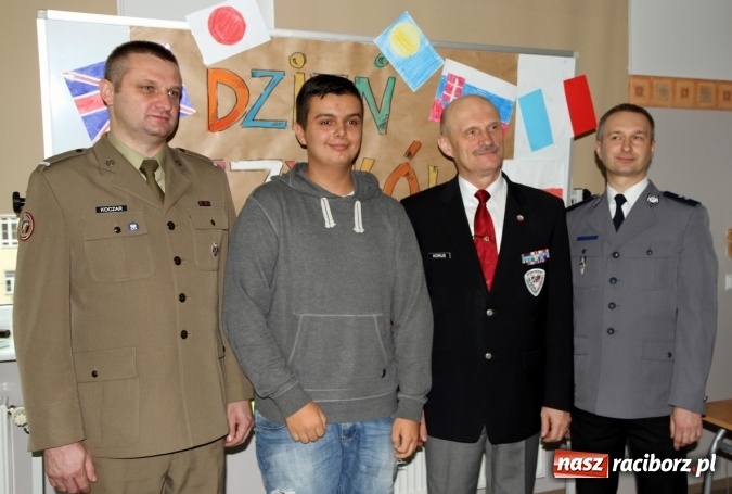 Zdjęcie w galerii na portalu naszraciborz.pl: Uczniowie SMS-u rozmawiają on-line z żołnierzami w Afganistanie wiadomości z regionu