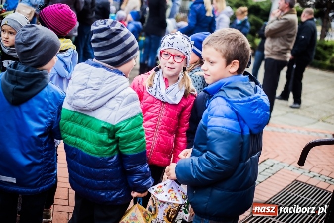 Zdjęcie w galerii na portalu naszraciborz.pl: Rogale świętomarcińskie i korowód w Studziennej wiadomości z regionu