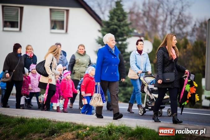 Zdjęcie w galerii na portalu naszraciborz.pl: Rogale świętomarcińskie i korowód w Studziennej wiadomości z regionu