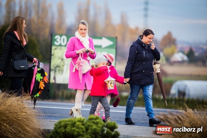 Zdjęcie w galerii na portalu naszraciborz.pl: Rogale świętomarcińskie i korowód w Studziennej wiadomości z regionu