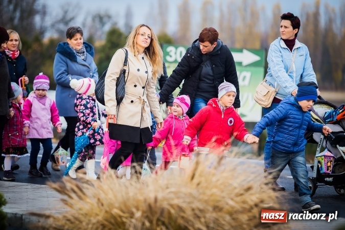 Zdjęcie w galerii na portalu naszraciborz.pl: Rogale świętomarcińskie i korowód w Studziennej wiadomości z regionu
