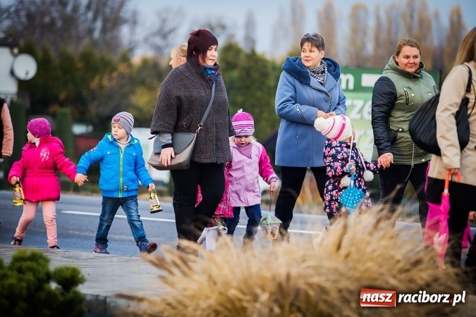 Zdjęcie w galerii na portalu naszraciborz.pl: Rogale świętomarcińskie i korowód w Studziennej wiadomości z regionu