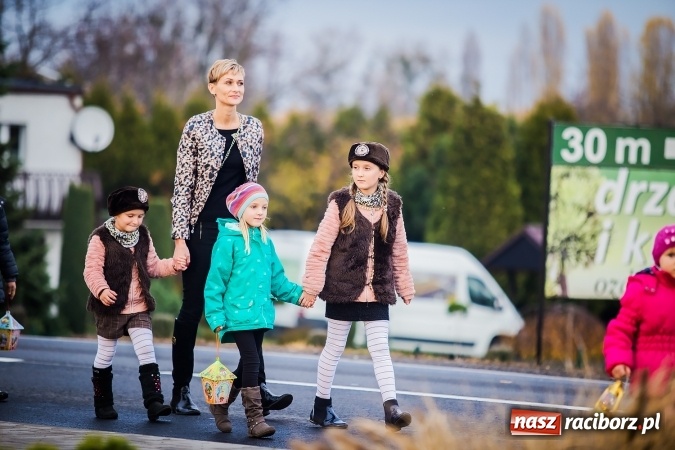 Zdjęcie w galerii na portalu naszraciborz.pl: Rogale świętomarcińskie i korowód w Studziennej wiadomości z regionu