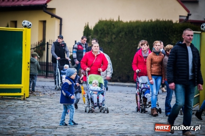 Zdjęcie w galerii na portalu naszraciborz.pl: Rogale świętomarcińskie i korowód w Studziennej wiadomości z regionu