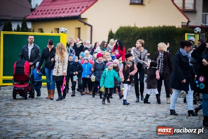 Zdjęcie w galerii na portalu naszraciborz.pl: Rogale świętomarcińskie i korowód w Studziennej wiadomości z regionu
