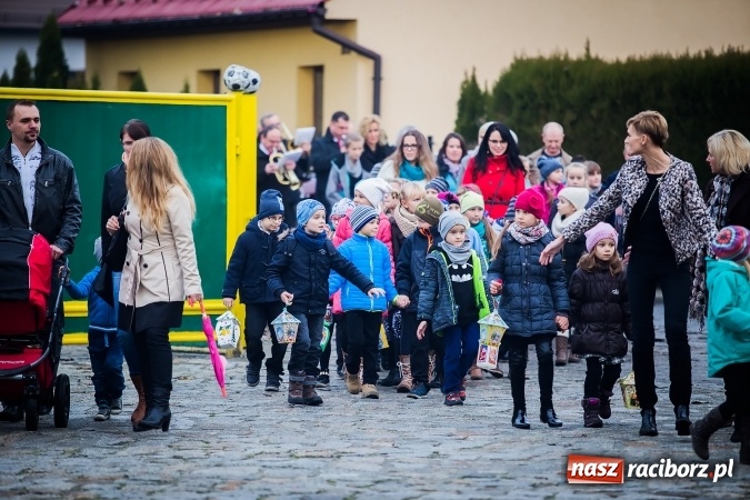 Zdjęcie w galerii na portalu naszraciborz.pl: Rogale świętomarcińskie i korowód w Studziennej wiadomości z regionu