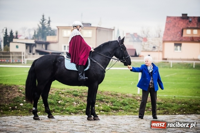 Zdjęcie w galerii na portalu naszraciborz.pl: Rogale świętomarcińskie i korowód w Studziennej wiadomości z regionu