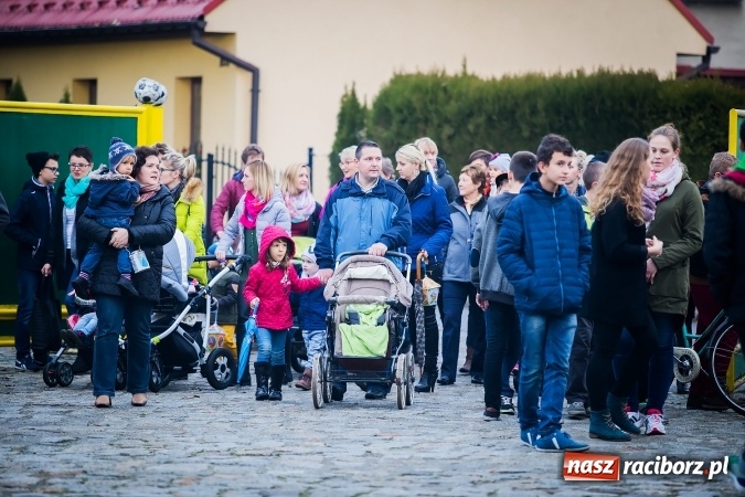 Zdjęcie w galerii na portalu naszraciborz.pl: Rogale świętomarcińskie i korowód w Studziennej wiadomości z regionu