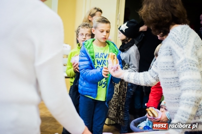 Zdjęcie w galerii na portalu naszraciborz.pl: Rogale świętomarcińskie i korowód w Studziennej wiadomości z regionu