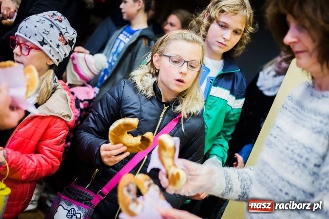 Zdjęcie w galerii na portalu naszraciborz.pl: Rogale świętomarcińskie i korowód w Studziennej wiadomości z regionu