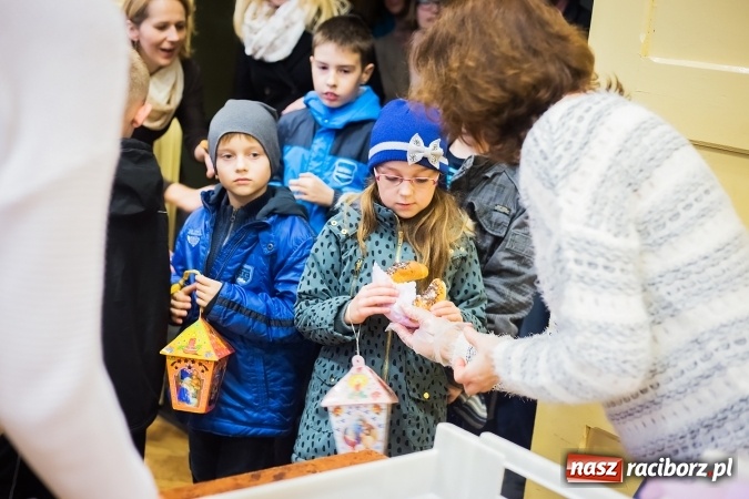 Zdjęcie w galerii na portalu naszraciborz.pl: Rogale świętomarcińskie i korowód w Studziennej wiadomości z regionu