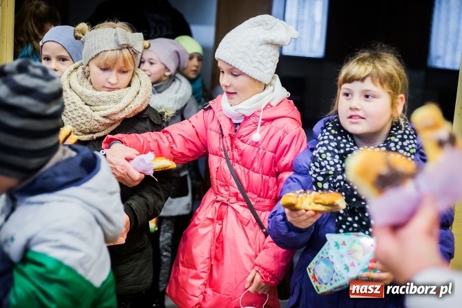 Zdjęcie w galerii na portalu naszraciborz.pl: Rogale świętomarcińskie i korowód w Studziennej wiadomości z regionu