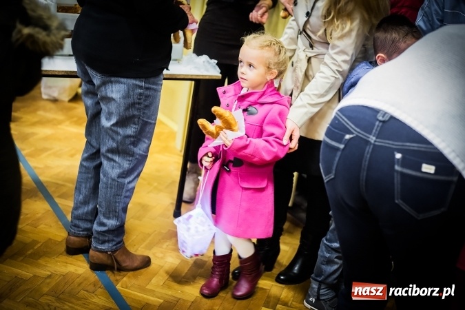 Zdjęcie w galerii na portalu naszraciborz.pl: Rogale świętomarcińskie i korowód w Studziennej wiadomości z regionu