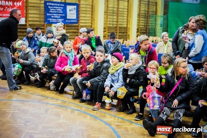 Zdjęcie w galerii na portalu naszraciborz.pl: Rogale świętomarcińskie i korowód w Studziennej wiadomości z regionu