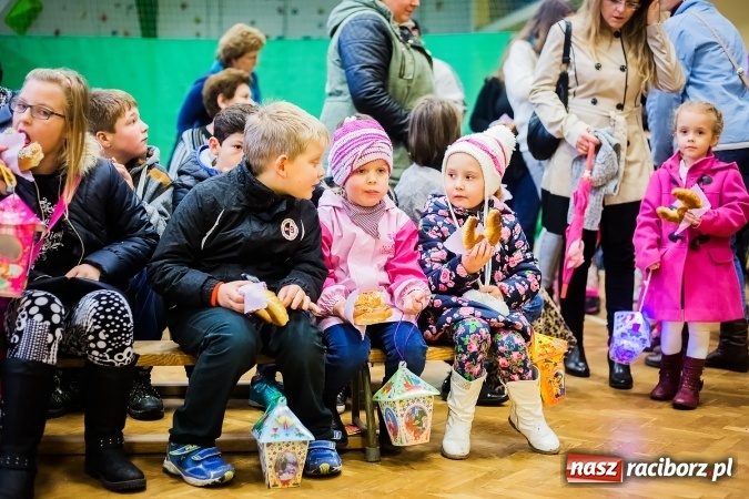 Zdjęcie w galerii na portalu naszraciborz.pl: Rogale świętomarcińskie i korowód w Studziennej wiadomości z regionu