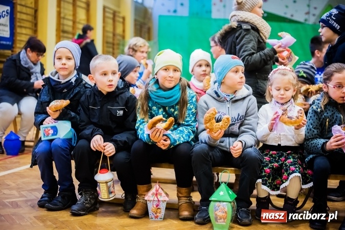 Zdjęcie w galerii na portalu naszraciborz.pl: Rogale świętomarcińskie i korowód w Studziennej wiadomości z regionu