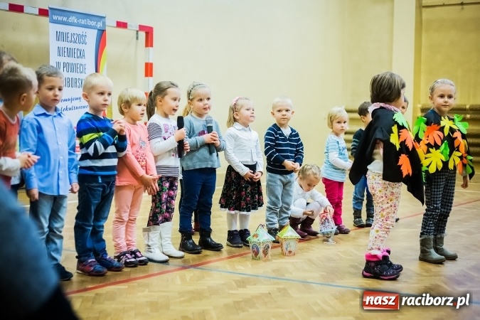 Zdjęcie w galerii na portalu naszraciborz.pl: Rogale świętomarcińskie i korowód w Studziennej wiadomości z regionu