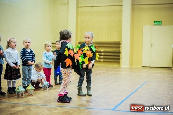 Zdjęcie w galerii na portalu naszraciborz.pl: Rogale świętomarcińskie i korowód w Studziennej wiadomości z regionu