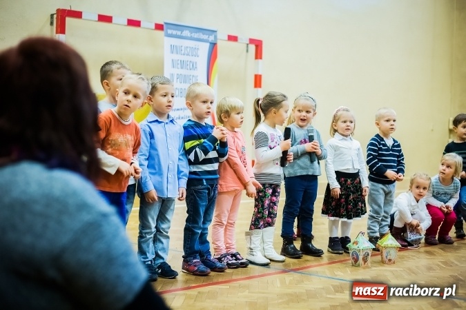 Zdjęcie w galerii na portalu naszraciborz.pl: Rogale świętomarcińskie i korowód w Studziennej wiadomości z regionu