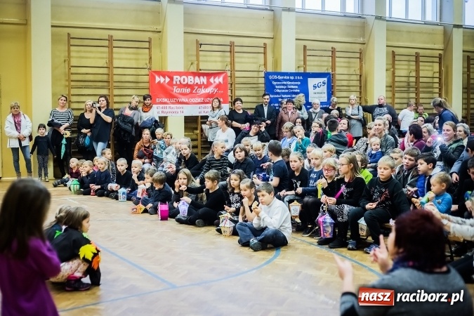 Zdjęcie w galerii na portalu naszraciborz.pl: Rogale świętomarcińskie i korowód w Studziennej wiadomości z regionu