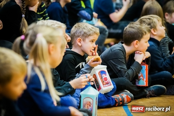 Zdjęcie w galerii na portalu naszraciborz.pl: Rogale świętomarcińskie i korowód w Studziennej wiadomości z regionu