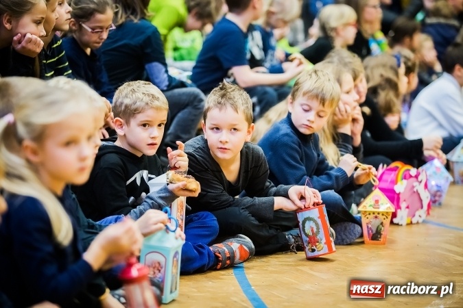 Zdjęcie w galerii na portalu naszraciborz.pl: Rogale świętomarcińskie i korowód w Studziennej wiadomości z regionu