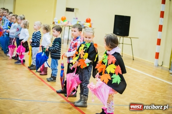 Zdjęcie w galerii na portalu naszraciborz.pl: Rogale świętomarcińskie i korowód w Studziennej wiadomości z regionu