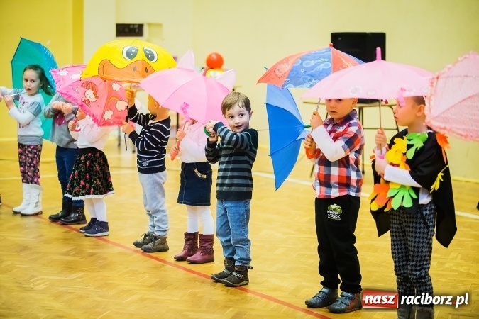 Zdjęcie w galerii na portalu naszraciborz.pl: Rogale świętomarcińskie i korowód w Studziennej wiadomości z regionu