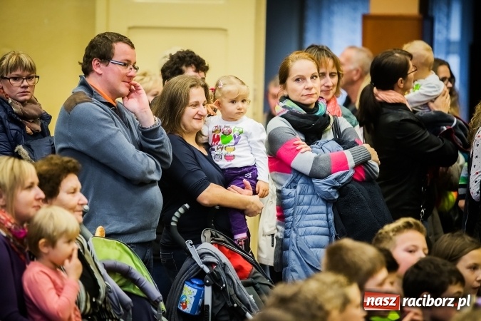 Zdjęcie w galerii na portalu naszraciborz.pl: Rogale świętomarcińskie i korowód w Studziennej wiadomości z regionu