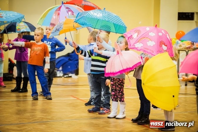 Zdjęcie w galerii na portalu naszraciborz.pl: Rogale świętomarcińskie i korowód w Studziennej wiadomości z regionu